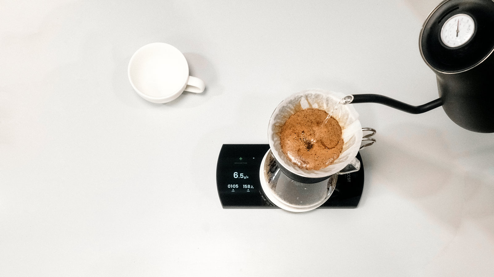The NECCST Scale in use during a pour over, weight and time tracked live